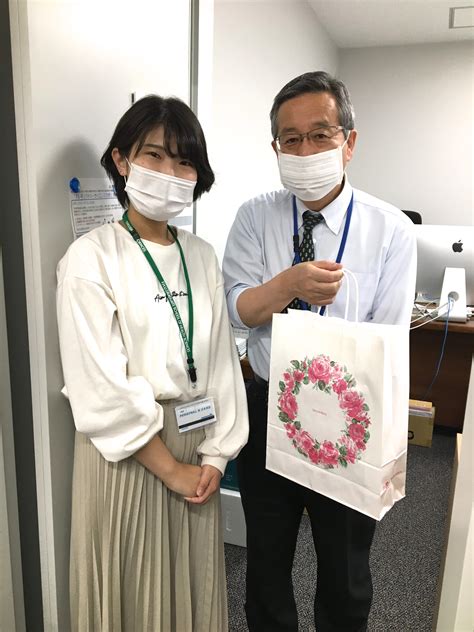 鍋島客員教授、齋藤教授の誕生日祝いを開催しました イベント 藤田医科大学 大学院保健学研究科 レギュラトリーサイエンス部門