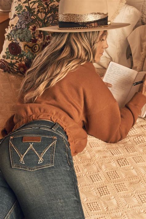 Lainey Wilson Models Fall Fashion For Wrangler See The Standout Styles