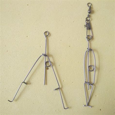 there are two pairs of metal hooks attached to each other