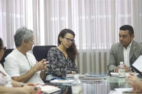 Reitoria da Uece recebe secretária de cultura em visita institucional