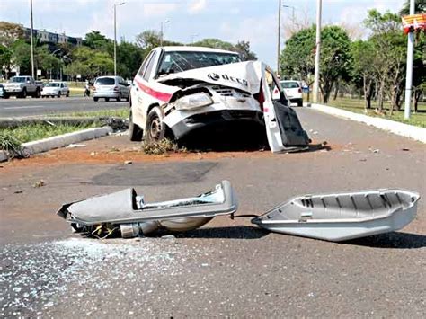 G Carro Derruba Poste Ap S Batida No Eix O Sul Em Bras Lia