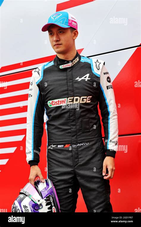 Guanyu Zhou Chn Pilote De Léquipe De F1 Alpine Avec Son Casque