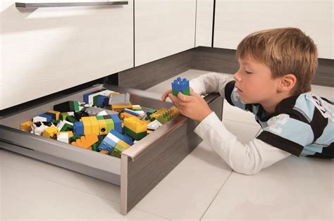 Выдвижной ящик под цоколь кухни 94 фото