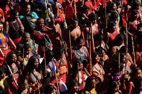 Veja Fotos Da 1ª Marcha De Mulheres Indígenas Em Protesto Contra