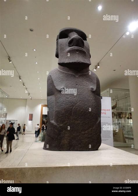 Estatua De Basalto Conocida Como Hoa Hakananai A De La Isla De Pascua