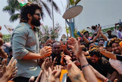 Allu Arjun Receives Grand Welcome In Vizag For Pushpa 2 Fans Celebrate