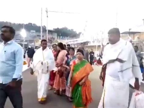 Telangana CM KCR’s wife offers prayers at Tirumala temple