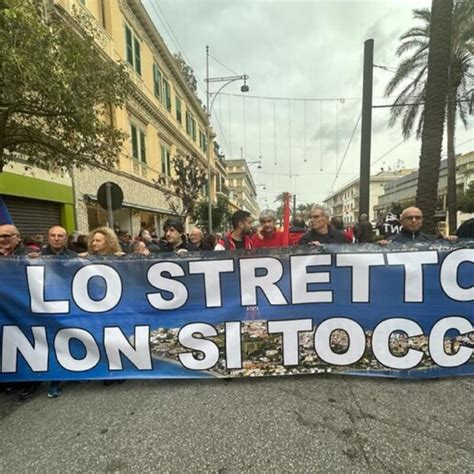 A Messina Una Manifestazione Contro Il Ponte Sullo Stretto Giornale