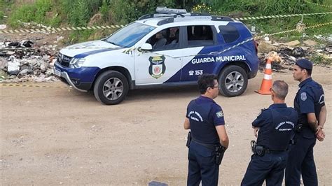 Catador de recicláveis encontra corpo de rapaz morto a tiros no Uberaba