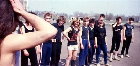 Гэта не кадр з фільма, а мінскія моднікі 80-х прыйшлі гуляць у футбол ...