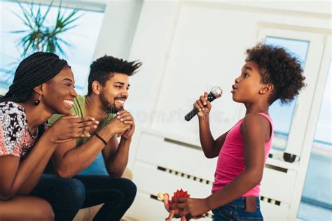 Afrikansk Amerikansk Far Mor Och Barn Som Firar Födelsedag Och Har Kul