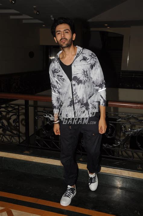 Photos Kartik Aaryan And Kriti Kharbanda Promote Guest Iin London In Style