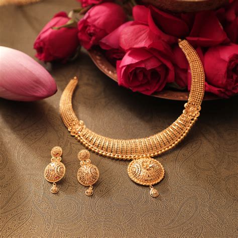 Buy Broad Detailed Chain Circle Pendant Gold Necklace Set Online