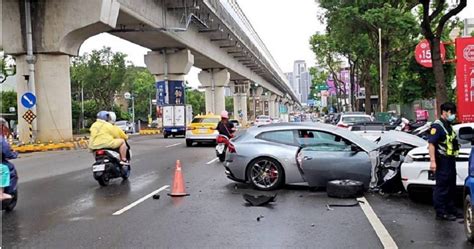 失控衝對向「撞凹保時捷」！千萬法拉利車頭全毀網友心痛：一棟房子沒了