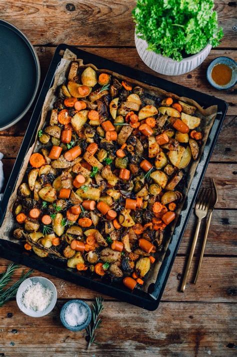 Ein Blech Kartoffeln Mit Rosenkohl Und Honig Senf Marinade