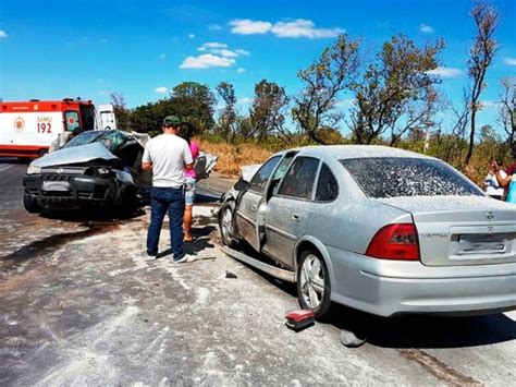 Batida entre dois carros mata uma pessoa e deixa três feridas em