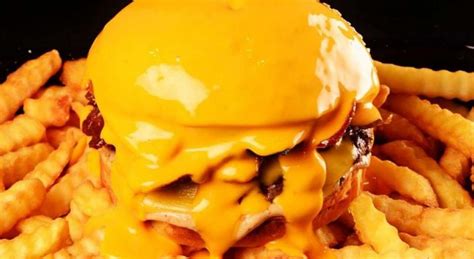 Conocé las hamburguesas bañadas en queso cheddar que se comen con