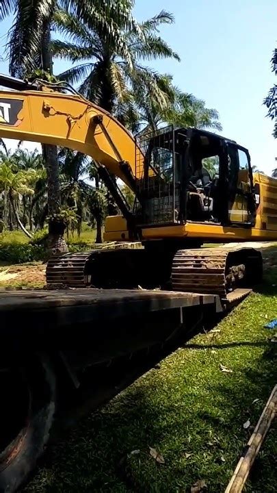 Excavator Cat Naik Truk Tronton Shorts Youtube