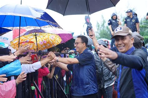 Meski Diguyur Hujan Warga Tetap Antusias Bertemu Anies Baswedan Di