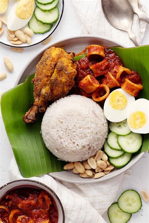 Rice With Coconut Milk (Malaysian Nasi Lemak) | El Mundo Eats