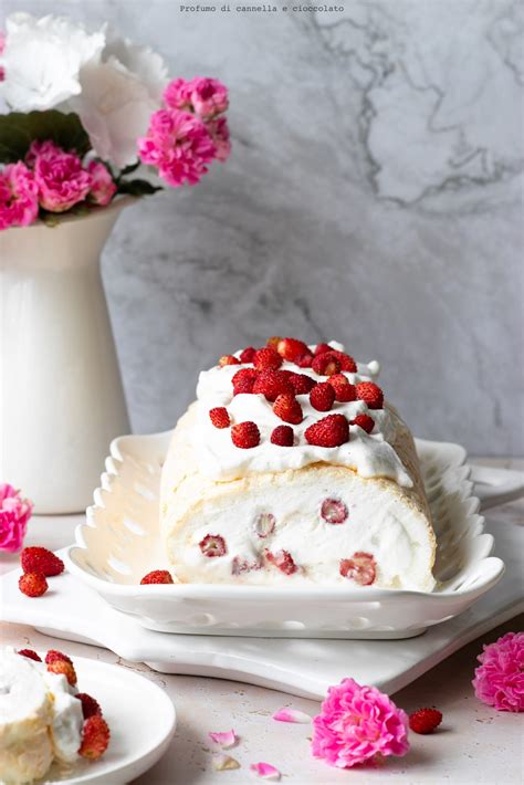 Rotolo Di Meringa Con Panna E Fragoline Profumo Di Cannella E Cioccolato