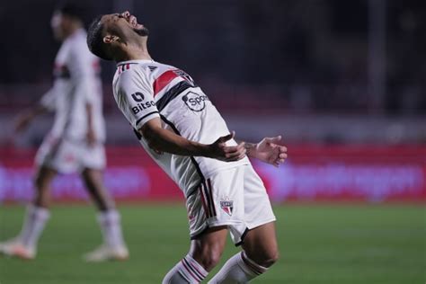 golaço de Rafinha São Paulo vence o Palmeiras e sai na frente na