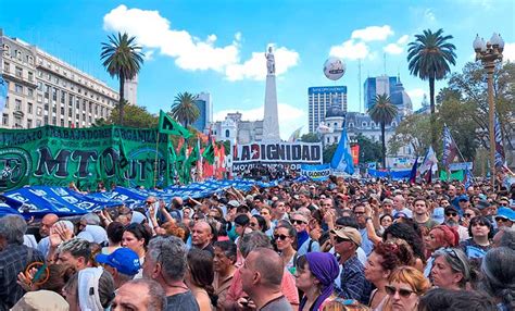 Marcha Multitudinaria A Plaza De Mayo En El Primer D A De La Memoria En