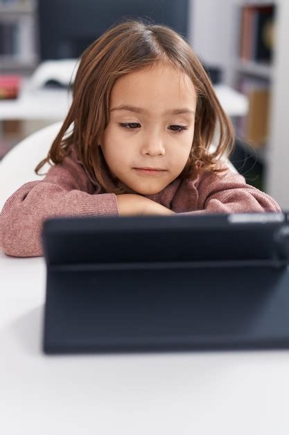 Adorable Estudiante Hispana Usando Touchpad Sentado En La Mesa En El