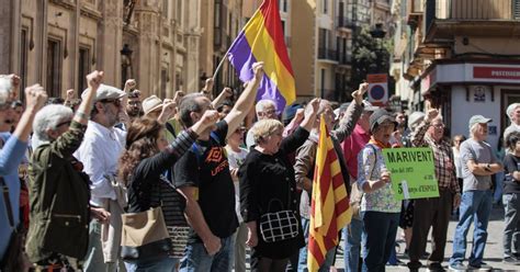 El Aniversario De La República Reúne A 150 Personas Contra La Derogación De La Ley De Memoria