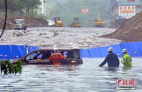 四川达州强降雨致“内涝”面包车内被困4人获救 图片频道 人民网