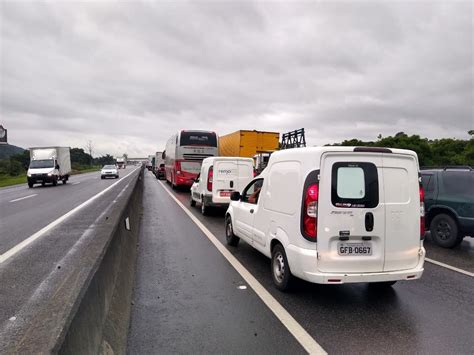 Acidente Entre Carretas Causa Congestionamento Na Dutra Em Guarema