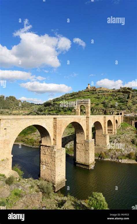 El Puente Romano De Alc Ntara Trajan S Bridge Es Un Puente De Arco De