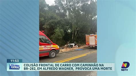 Colisão frontal entre carro e caminhão na BR 282 em Alfredo Wagner