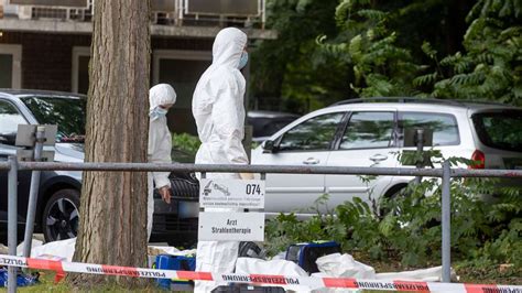 Duisburg Nrw Sch Sse Vor Krankenhaus Mann T Tet Seine Frau Und Sich