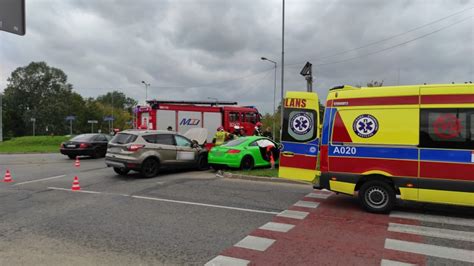 Fotoreportaż Zderzenie audi i forda na rondzie Wyszyńskiego