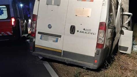 Incidente A Castelvetro Furgone Si Schianta Contro Un Palo Morta Una