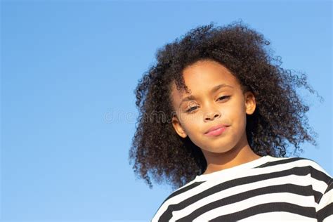 Retrato De Una Linda Y Seria Chica Afroamericana Foto De Archivo