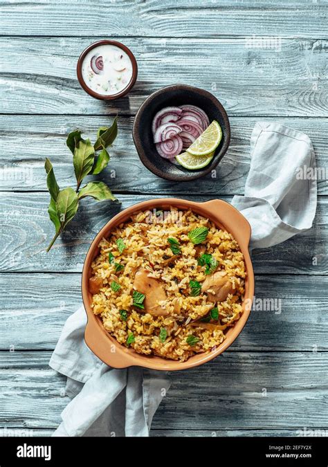 Cuisine pakistanaise riz biryani avec poulet et sauce au yaourt à la