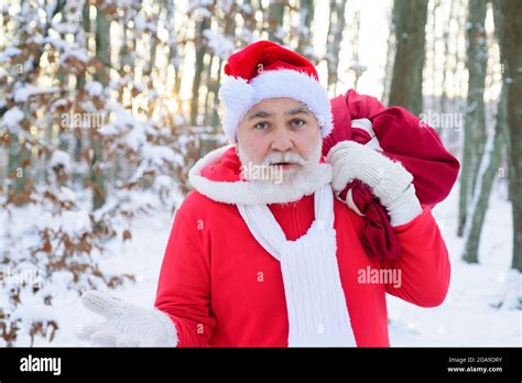 Lustiger Weihnachtsmann Stockfotos Und Bilder Kaufen Alamy