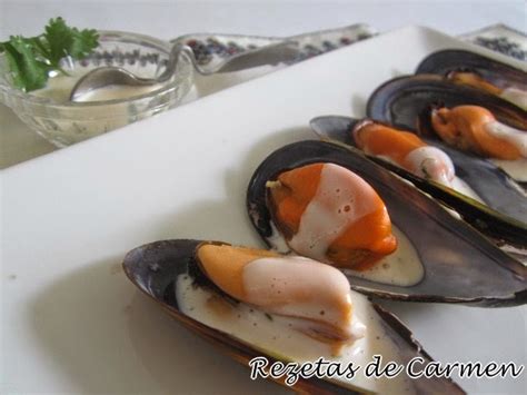 Mejillones Con Dos Salsas Alioli Con Perejil Y Salsa Verde