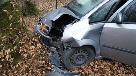 T Dlicher Unfall Bei Ettringen Autofahrer Stirbt Bei Baum Crash