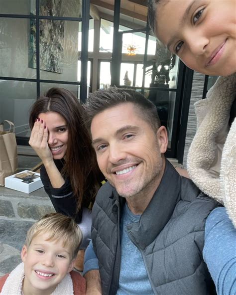 Eric Winter And Roselyn Sanchez 2022