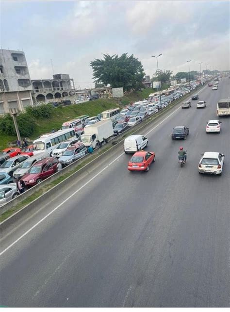 Axe Yopougon Adjame Un camion se renverse et crée un énorme