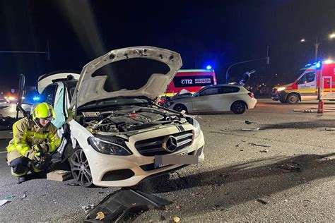 Schwerer Verkehrsunfall In Castrop Rauxel Feuerwehr Muss Person Aus