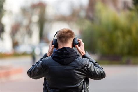 Vue Arri Re Jeune Homme Coutant De La Musique Sur Les Couteurs