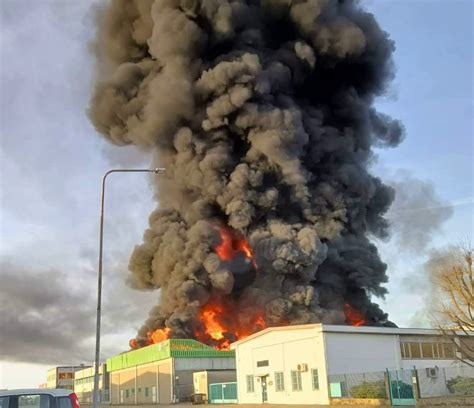 Paura Per Un Vasto Incendio In Una Azienda Di San Pietro Mosezzo