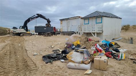 Les chalets de Blériot plage en cours de démolition la fin d un