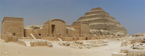 La pirámide escalonada de Zoser en Saqqara el primer gran complejo