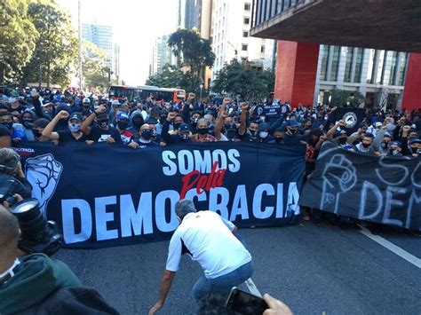 Manifestação na Paulista pela democracia une torcidas do Corinthians