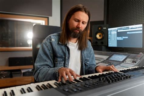 Homem De Tiro M Dio Tocando Piano No Est Dio Foto Gr Tis